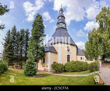 Bergkirche famoso nel villaggio di natale di Seiffen Foto Stock