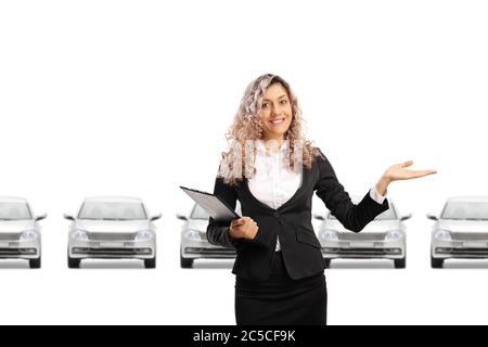 Ospite femminile in uno showroom auto benvenuto gesturing isolato su sfondo bianco Foto Stock