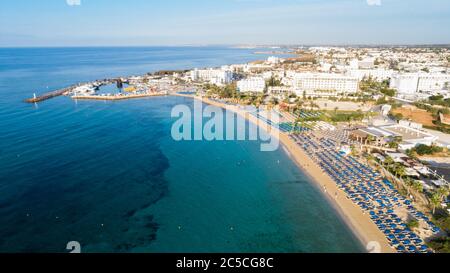 Vista aerea dall'alto di Pantachou - spiaggia Limanaki (Kaliva), Ayia Napa, Famagosta, Cipro. Il punto di riferimento attrazione turistica baia con sabbia dorata, sma Foto Stock