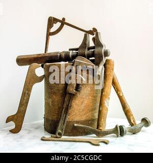 Varietà di vecchi strumenti su sfondo bianco. Foto Stock