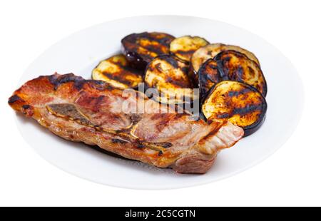 Appetitoso spalla di maiale fritta con melanzane servite al piatto. Isolato su sfondo bianco Foto Stock