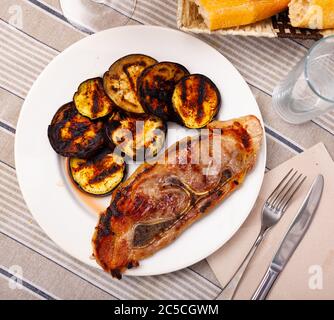 Appetitoso spalla di maiale fritta con melanzane servite al piatto Foto Stock