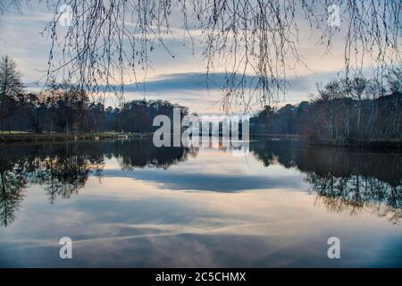 Riflessioni in un lago nella zona ricreativa di Gundwiesen vicino all'aeroporto di Francoforte Foto Stock