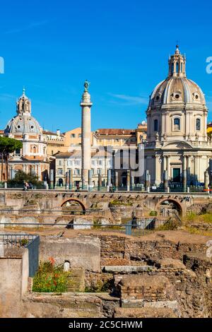 Il Foro Romano guardando verso la colonna di Traiano a Roma Italia Foto Stock