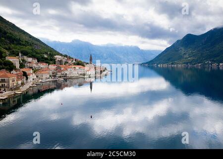 Veduta aerea di Perast, Montenegro, presa dal drone Foto Stock