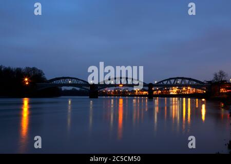 Fiume Tamigi al tramonto a Barnes Bridge, Barnes, Londra, Regno Unito Foto Stock