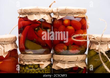 deliziosi sottaceti fatti in casa in vasi isolati su grigio Foto Stock