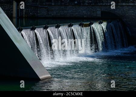 Una piccola diga in un paese del nord Italia Foto Stock