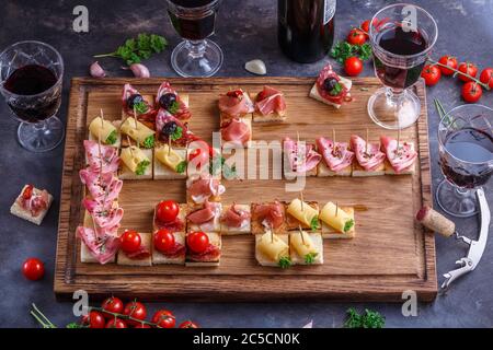 Spaghetti o autentici tradizionali tapas spagnole impostato per tavola da pranzo. Antipasti di condivisione su un partito o picnic estivo tempo blu su sfondo rustico. A Foto Stock