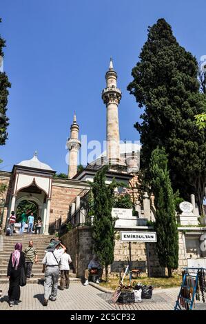 Bursa, Turchia - 25 giugno 2011: La gente visita la tomba del sultano dell'Emir al complesso del sultano dell'Emirtano o il complesso del sultano un complesso della moschea in Bursa Foto Stock