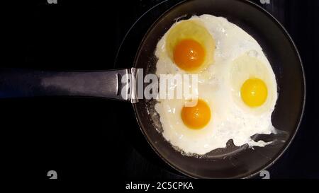 Vista dall'alto delle uova fritte in una padella Foto Stock