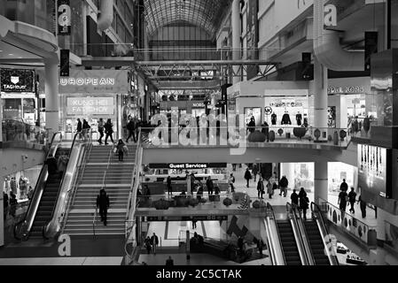 TORONTO, CANADA, 25 2020 GENNAIO: Un'ora di punta nel centro commerciale Eaton; una vista dall'ingresso lato Queen Street, che mostra più livelli e scale. Foto Stock