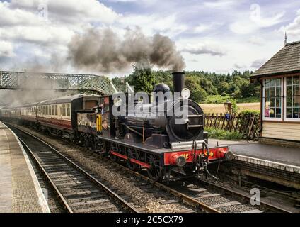 North Norfolk Railway Y14 classe ex Great Eastern Railway (GER) locomotiva porta un treno nella stazione di Weybourne lungo la strada per Holt. Foto Stock