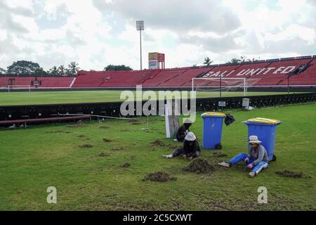 Gianyar, Bali, Indonesia. 2 luglio 2020. Le donne che lavorano mantengono il prato. Indonesia Football Association (PSSI) preparerà sei stadi per la Coppa del mondo FIFA U-20 che sarà ospitata dall'Indonesia su 2021 compreso lo stadio di Bali; i WAYAN DIPTA, per conformarsi alla standardizzazione. Credit: Dicky Bisinglasi/ZUMA Wire/Alamy Live News Foto Stock