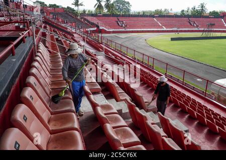 Gianyar, Bali, Indonesia. 2 luglio 2020. Le lavoratrici pulisce le panchine dello spettatore come manutenzione quotidiana. Indonesia Football Association (PSSI) preparerà sei stadi per la Coppa del mondo FIFA U-20 che sarà ospitata dall'Indonesia su 2021 compreso lo stadio di Bali; i WAYAN DIPTA, per conformarsi alla standardizzazione. Credit: Dicky Bisinglasi/ZUMA Wire/Alamy Live News Foto Stock