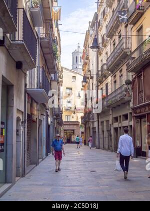 GIRONA SPAGNA-27 GIUGNO 2020: Via la Rambla de la Llibertat nella città vecchia di Girona con la Collegiata di Sant Feliu all'orizzonte Foto Stock