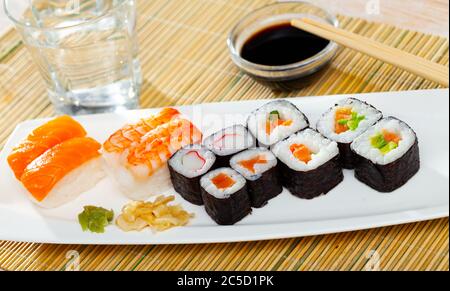 Futomaki, hosomaki e nigiris - primo piano di rotoli giapponesi Foto Stock