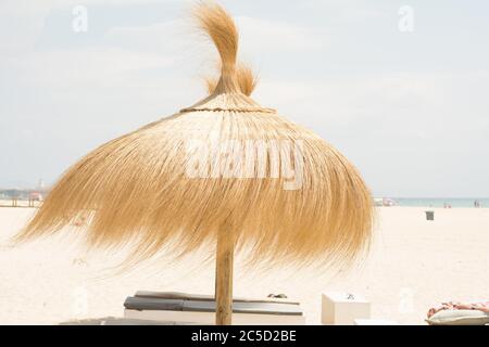 ombrellone isolato sulla spiaggia di tarifa che invita a rilassarsi sotto il sole Foto Stock