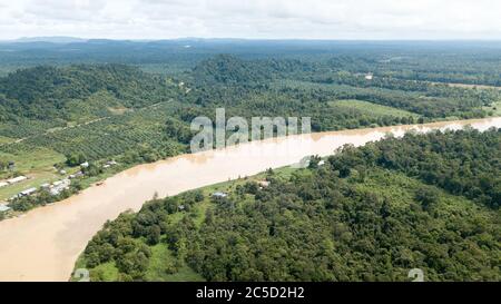 Fotografia aerea sul fiume kinabatangan e santuario della fauna selvatica a Borneo, Malesia. river e piantagione di olio di palma più un po 'di giungla Foto Stock