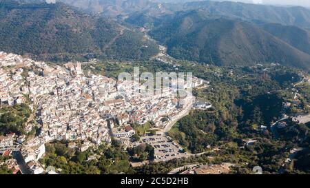 fotografia aerea della città di ojen nel sud della spagna vicino a marbella, tra montagne e vegetazione verde Foto Stock