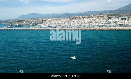 vela fuori dal porto di puerto banus, vicino a marbella, nel sud della spagna. famosa città turistica Foto Stock