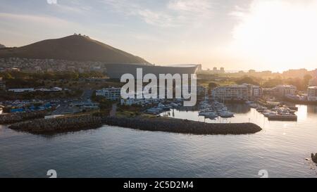 vista dello stadio di città del capo dal mare con vista sulla baia di granaio. parte di una foto panoramica Foto Stock