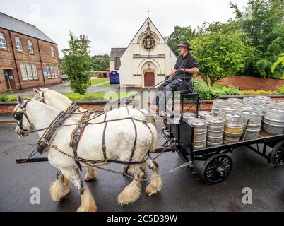 La birreria di Samuel Smith a Tadcaster consegna birra ai pub locali con un carrello trainato da cavalli, mentre i pub si preparano alla riapertura ai membri del pubblico quando l'abolizione di ulteriori restrizioni di blocco in Inghilterra entrerà in vigore il sabato. Foto Stock