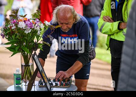 Gio 2 Luglio 2020. Edimburgo, Regno Unito. I ciclisti si riuniscono a Edimburgo, Scozia, per un minuto di silenzio memoriale nel luogo della morte di James Harrison. Harrison è stato ucciso il 25 giugno 2020 quando è stato coinvolto in una collisione con un veicolo a motore all'incrocio tra Mount Vernon Road e Gilmerton Road, nel sud della città. Foto Stock