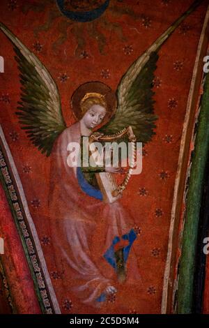LE MANS, FRANCIA - 2 AGOSTO 2018: Angel giocando all'arpa . Particolare affresco dipinto sulle volte della cappella della Vergine nella cattedrale di San Giuliano Foto Stock