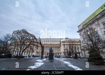 BUCAREST, ROMANIA - 11 FEBBRAIO 2020: Piazza della rivoluzione a Bucarest con la facciata principale della sede del ministero rumeno di a interno Foto Stock