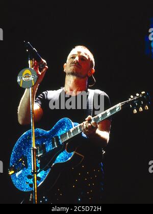 U2 nella notte di apertura del loro Pop Mart Tour 25 aprile 1997 al Sam Boyd Stadium, Las Vegas, USA: Bono Foto Stock