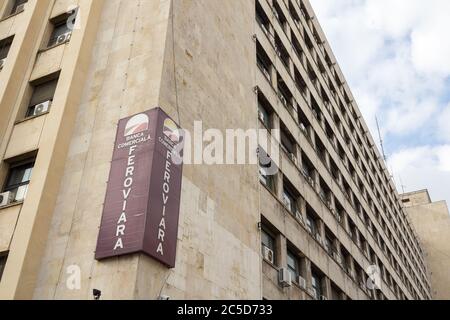 BUCAREST, ROMANIA - 15 FEBBRAIO 2020: Logo Banca Comerciala Feroviara davanti alla sede locale nel centro di Bucarest. Banca Comerciala Feroviar Foto Stock