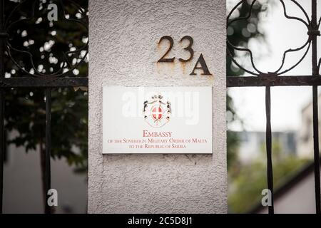 BELGRADO, SERBIA - 3 SETTEMBRE 2018: Cartello con l'indicazione dell'Ordine dell'Ambasciata di Malta a Belgrado. È la rappresentanza diplomatica ufficiale delle Sove Foto Stock