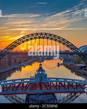 Newcastle e Gateshead, all'alba, newcastle upon tyne, tyne & Wear, Inghilterra, Regno Unito Foto Stock