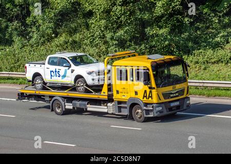 AA 24 ore su 24, camion con cabina doppia; veicoli in movimento per il traffico veicolare, auto che guidano veicoli su strade britanniche, 2016 motori gialli Man TGL, motore sulla rete autostradale M6. Foto Stock