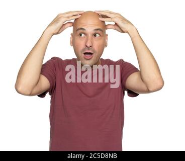 l'uomo calvo sorpreso tiene la testa nelle mani e guardando da parte. Isolato Foto Stock