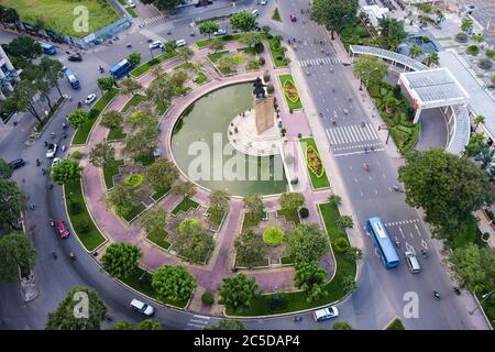 Guardando giù sul traffico sulle strade principali sul porto del fiume Siagon con la statua di Tran Hung Đạo e la stazione waterbus W1. Ho Chi Minh City (Saigon) Vietnam Foto Stock