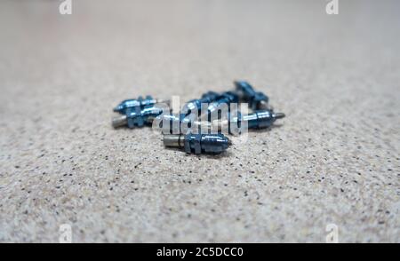 posto di lavoro di un tecnico odontoiatrico per la fabbricazione di protesi dentali su impianti Foto Stock