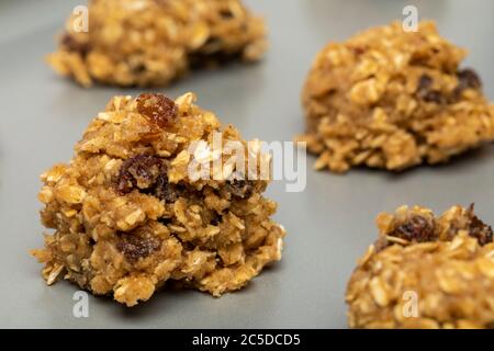 Palline di pasta di biscotti Raisin di farina d'avena su foglio di cottura Foto Stock