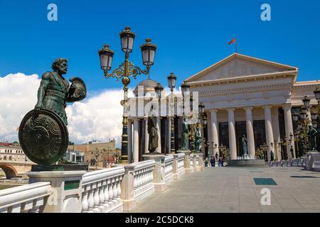 Museo di archeologia e ponte a Skopje in una bella giornata estiva, Repubblica di Macedonia Foto Stock