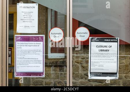 Haddington, East Lothian, Scozia, Regno Unito 2 luglio 2020. Covid-19 LIFE: Il centro della città è normalmente vivace in una mattina feriale. Il John Grey Center and Library rimane chiuso, tranne per la registrazione delle nascite durante il blocco pandemico Foto Stock