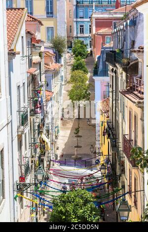 Vecchia strada stretta a Lisbona in una bella giornata estiva, il Portogallo Foto Stock