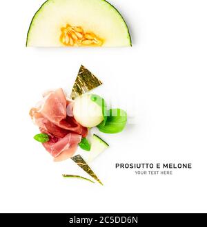 Prosciutto al prosciutto con layout creativo di melone isolato su sfondo bianco. Carne fine e cibo sano, concetto di cibo. Composizione e design. Da a. Foto Stock