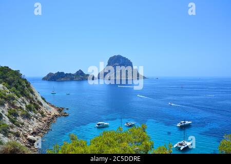 Isola di mistero ES Vedra, vista panoramica da Ibiza. Mare delle Baleari Foto Stock