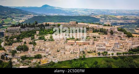 Civitella del Tronto - vista panoramica dall'alto della bellissima collina di Civitella del Tronto del 16th° secolo in Abruzzo, italia - Europa. Foto Stock