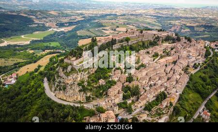 Civitella del Tronto - vista panoramica dall'alto della bellissima collina di Civitella del Tronto del 16th° secolo in Abruzzo, italia - Europa. Foto Stock