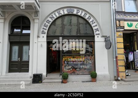 TORUN, POLONIA - 20 AGOSTO 2018: Negozio di pan di zenzero in via Zeglarska. Torun è una città conosciuta per i biscotti e le torte di pan di zenzero. Foto Stock