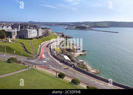 Plymouth è stato suggerito come miglior posto per recuperare il suo commercio di festa dopo Coronavirus dovuto il relativo alto livello di visitatori domestici. Plymouth Hoe Foto Stock