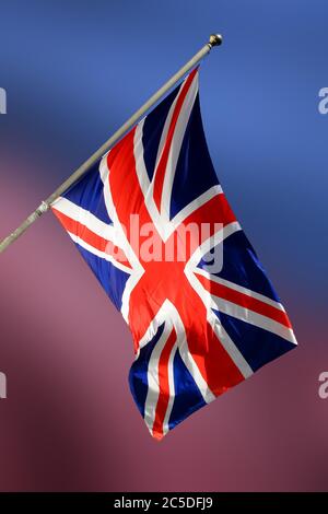 Bandiera nazionale di Union Jack del Regno Unito con un effetto sfocato su sfondo multicolore Foto Stock