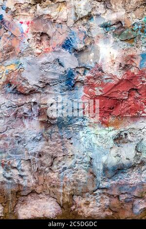 Vecchio astratto rosso blu multicolore dipinto pietra mattone muro texture sfondo Foto Stock